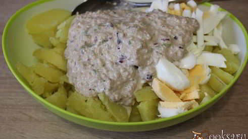 картофельный салат с тунцовым соусом