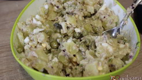 картофельный салат с тунцовым соусом