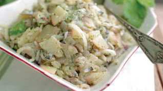 Картофельный салат с тюлькой и квашеной капустой