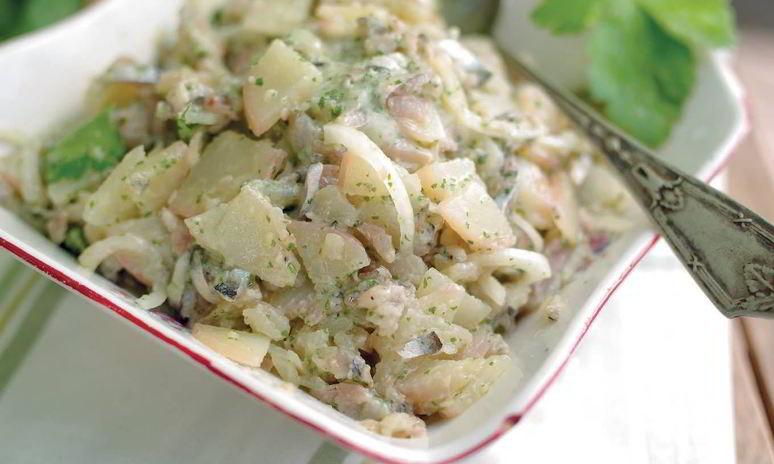 Рецепт картофельного салата с тюлькой и квашеной капустой