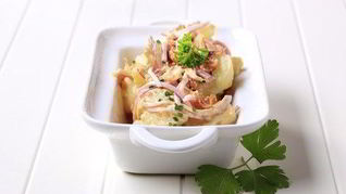 Картофельный салат с яблоками и беконом