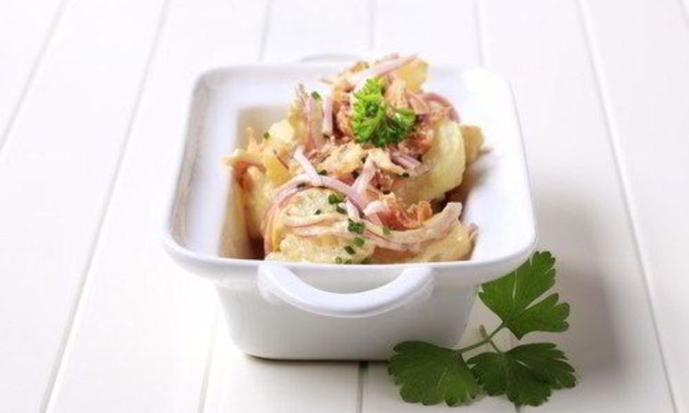 Рецепт картофельного салата с яблоками и беконом