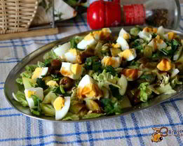 Картофельный салат с яйцом и фаршированными оливками