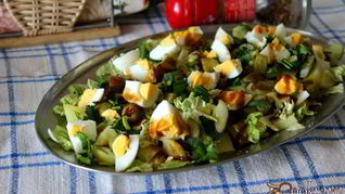 Картофельный салат с яйцом и фаршированными оливками