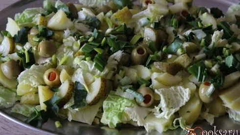 картофельный салат с яйцом и фаршированными оливками