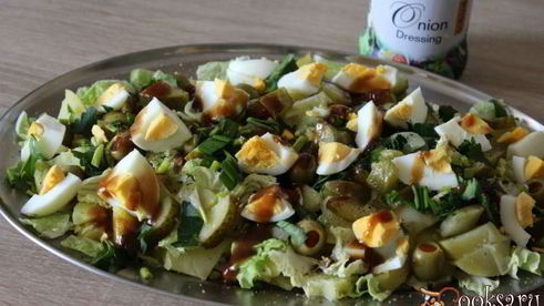 картофельный салат с яйцом и фаршированными оливками