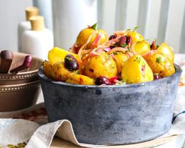 Салат из картофеля с маслинами и красным луком