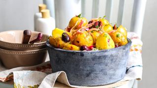 Салат из картофеля с маслинами и красным луком