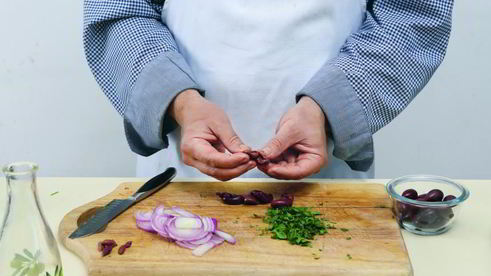 салат из картофеля с маслинами и красным луком