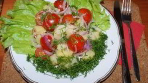 салат из картофеля с помидорами по-деревенски