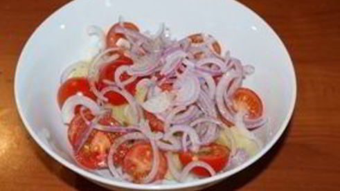 салат из картофеля с помидорами по-деревенски