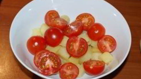 салат из картофеля с помидорами по-деревенски