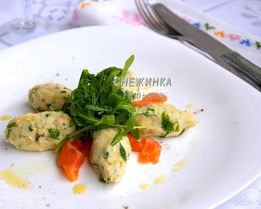 Салат из картофеля с рикоттой, каперсами и семгой