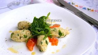 Салат из картофеля с рикоттой, каперсами и семгой