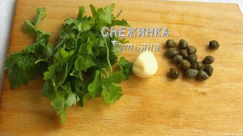 салат из картофеля с рикоттой, каперсами и семгой