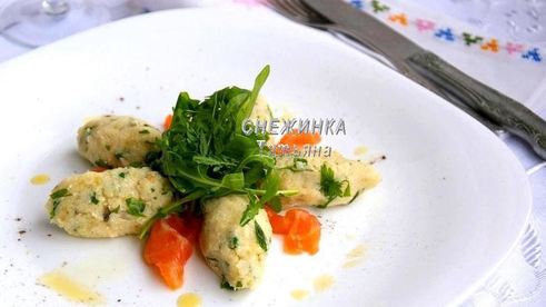 салат из картофеля с рикоттой, каперсами и семгой