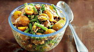 Салат из молодого картофеля с сардинами