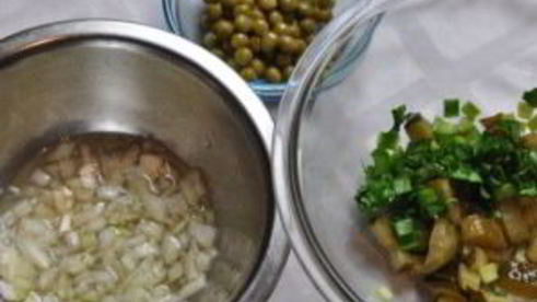 салат картофельный с маринованными огурцами