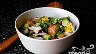 Салат с картофелем, маринованным луком и спаржей