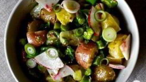 салат с картофелем, маринованным луком и спаржей