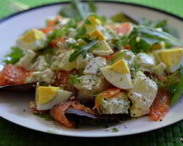 Салат с малосольной семгой и картофелем