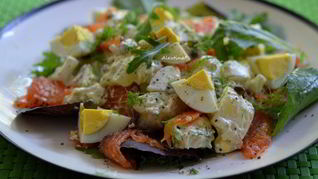 Салат с малосольной семгой и картофелем