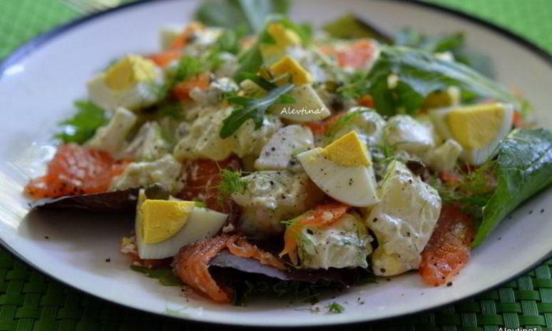 Рецепт салата с малосольной семгой и картофелем