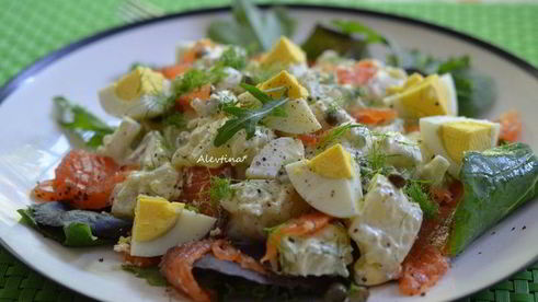 салат с малосольной семгой и картофелем