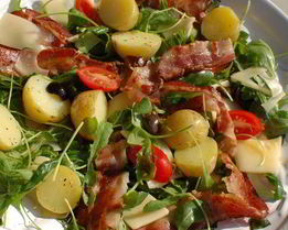 Салат с запеченным картофелем, беконом и помидорами
