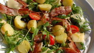Салат с запеченным картофелем, беконом и помидорами
