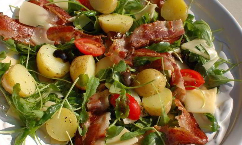 Рецепт салата с запеченным картофелем, беконом и помидорами