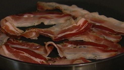 салат с запеченным картофелем, беконом и помидорами