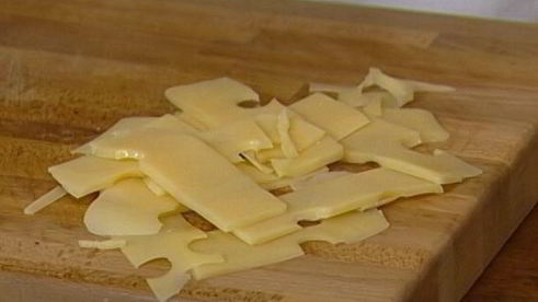 салат с запеченным картофелем, беконом и помидорами