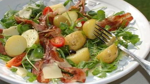 салат с запеченным картофелем, беконом и помидорами