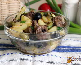 Теплый картофельный салат с индюшиными сердечками