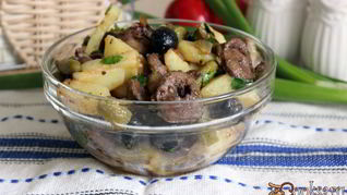 Теплый картофельный салат с индюшиными сердечками