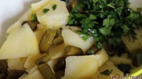 теплый картофельный салат с индюшиными сердечками