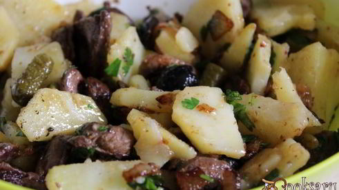 теплый картофельный салат с индюшиными сердечками