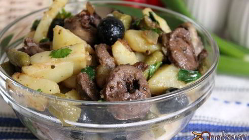 теплый картофельный салат с индюшиными сердечками