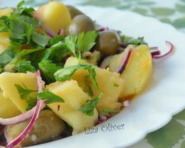 Теплый картофельный салат с красным луком и оливками