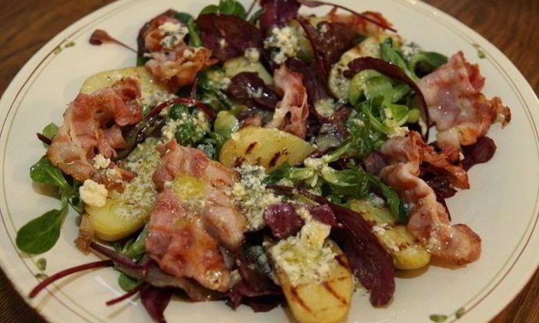 Рецепт теплого салата с картофелем и беконом
