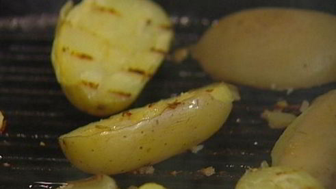 теплый салат с картофелем и беконом