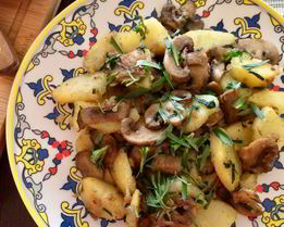 Теплый салат с картофелем и шампиньонами