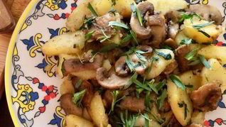 Теплый салат с картофелем и шампиньонами