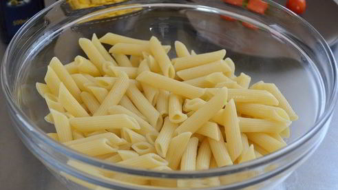 холодный салат с пастой и тунцом