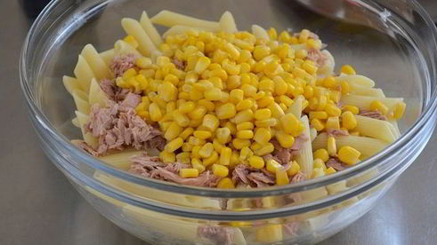 холодный салат с пастой и тунцом