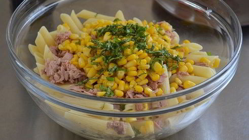 холодный салат с пастой и тунцом