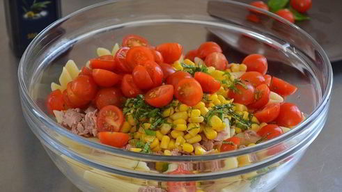 холодный салат с пастой и тунцом