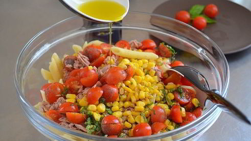 холодный салат с пастой и тунцом