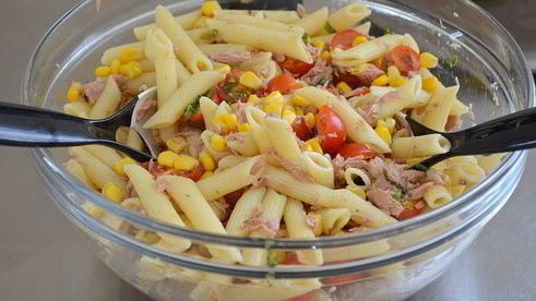 холодный салат с пастой и тунцом
